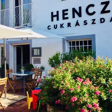 Hotel Hencz Vendeghaz Balatonakarattya Exterior foto