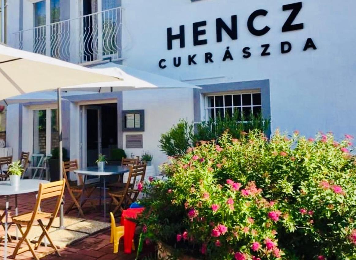 Hotel Hencz Vendeghaz Balatonakarattya Exterior foto